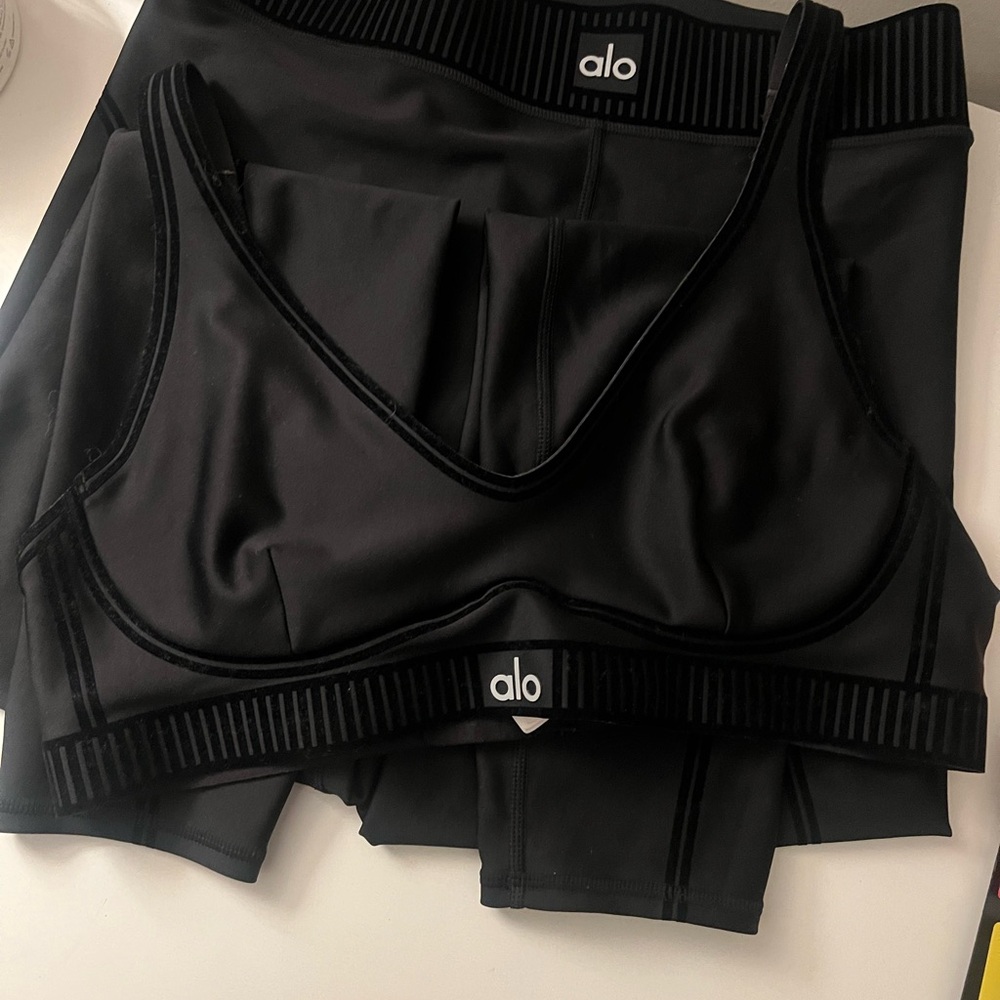 ALO Yoga Airlift Set (Black Leggings and Sports Bra)